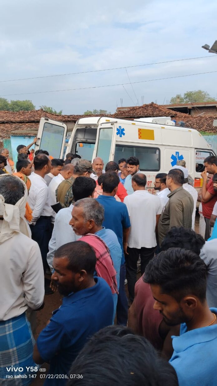 एंबुलेंस से शव ले जाती पुलिस की टीम एंबुलेंस से शव ले जाती पुलिस की टीम