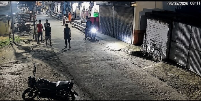 घर के सामने अपराधी धमकी देते हैं