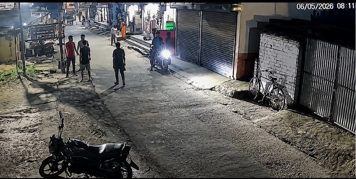 घर के सामने धमकी देते अपराधी: दहशत में घरवाले घर के सामने अपराधी धमकी देते हैं