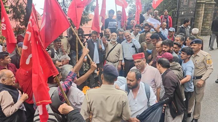 किसान प्रदर्शन में भाग लेते किसान