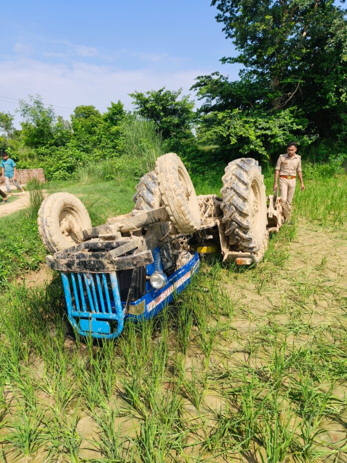 दुर्घटनाग्रस्त ट्रैक्टर की फोटो और वीडियो