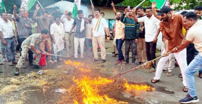 कांग्रेस नेताओं की गिरफ्तारी विरोध पुतला दहन