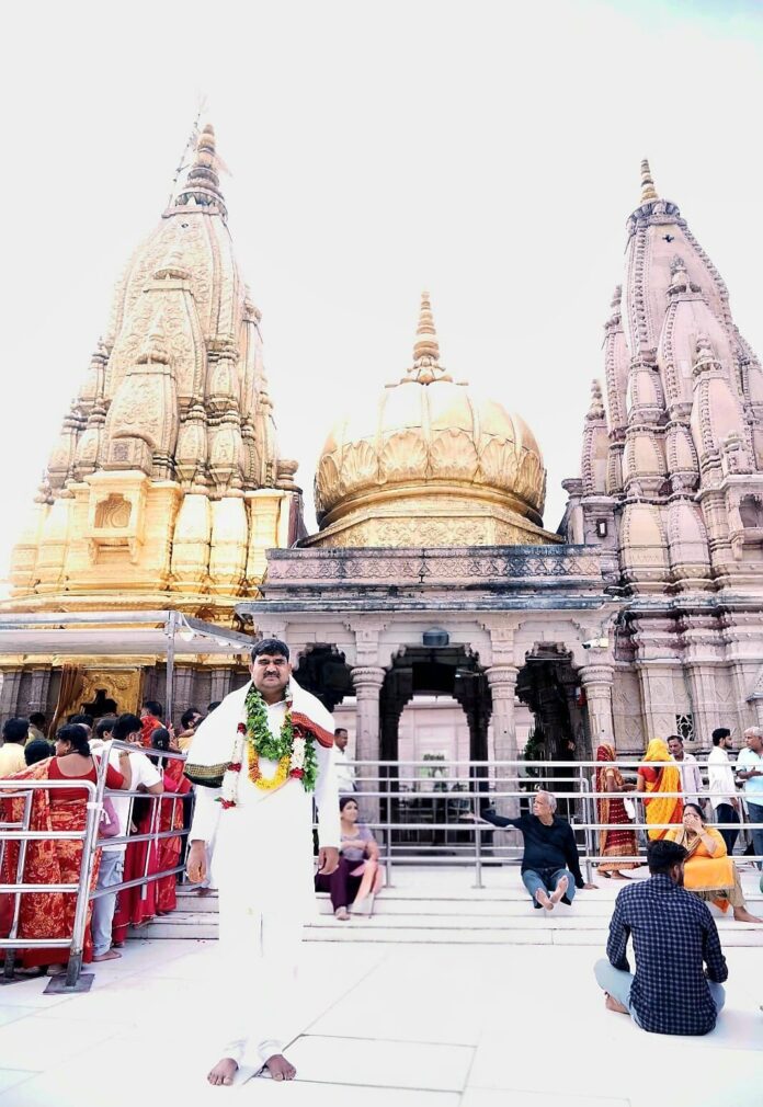 भाजपा के प्रदेश महामंत्री संगठन काशी मंदिर में पूजा करते हुए भाजपा के प्रदेश महामंत्री संगठन काशी मंदिर में पूजा करते हुए