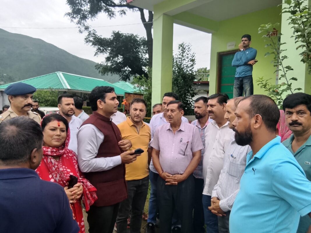 प्रभावित परिवारों से मिलते हुए उपायुक्त। प्रभावित परिवारों की सेवा करना