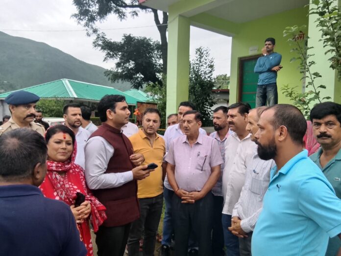 प्रभावित परिवारों की सेवा करना