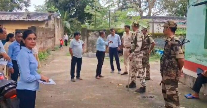 ईसीएल अधिकारी अतिक्रमण को लेकर पहुंचे