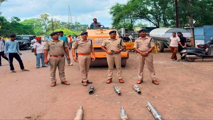 अवैध मॉडिफाइड साइलेंसरों पर पुलिस की कार्रवाई
