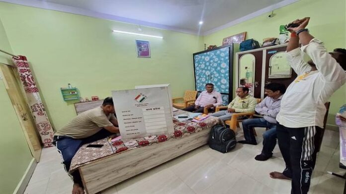 वरिष्ठ नागरिक घर बैठे मतदान करते हुए