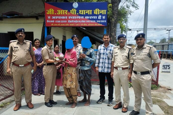 मप्रः जीआरपी ने परित्यक्त बच्ची को परिवार से मिलाया