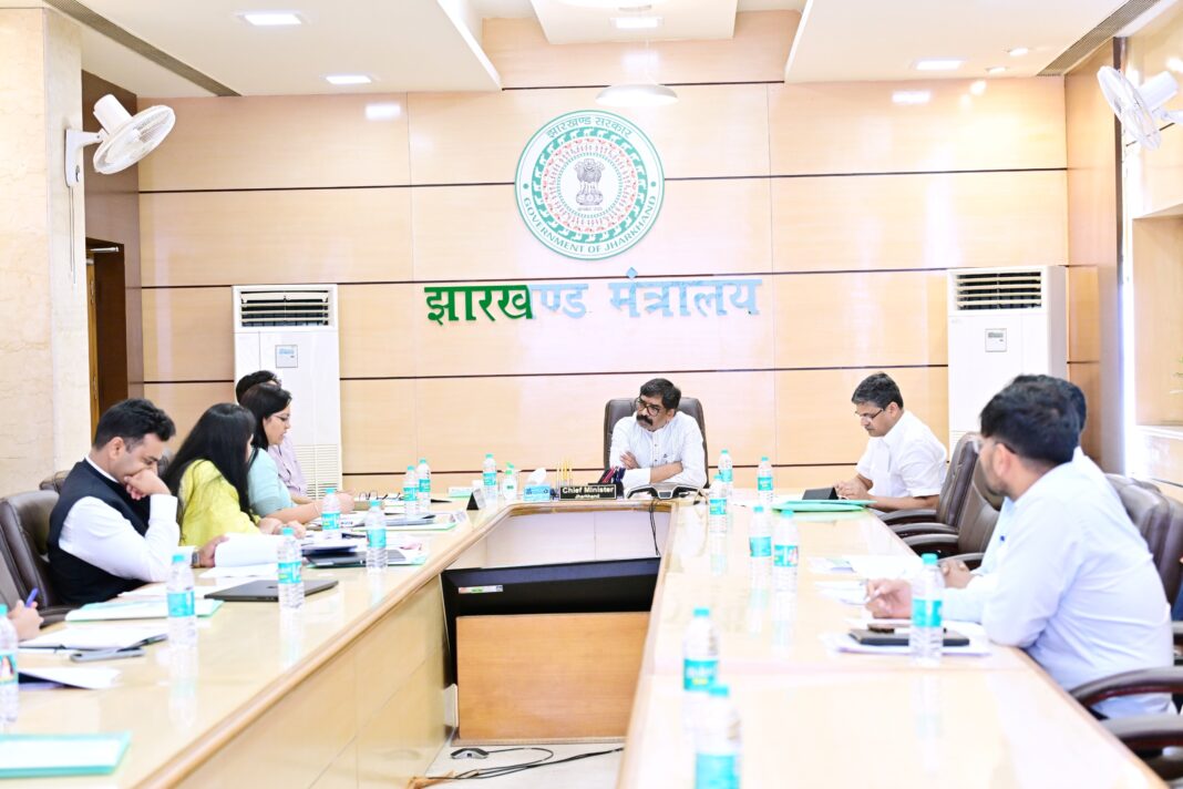 मुख्यमंत्री बैठक करते हुए महत्वपूर्ण निर्णय लेते हैं मुख्यमंत्री बैठक करते हुए