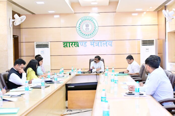 मुख्यमंत्री बैठक करते हुए