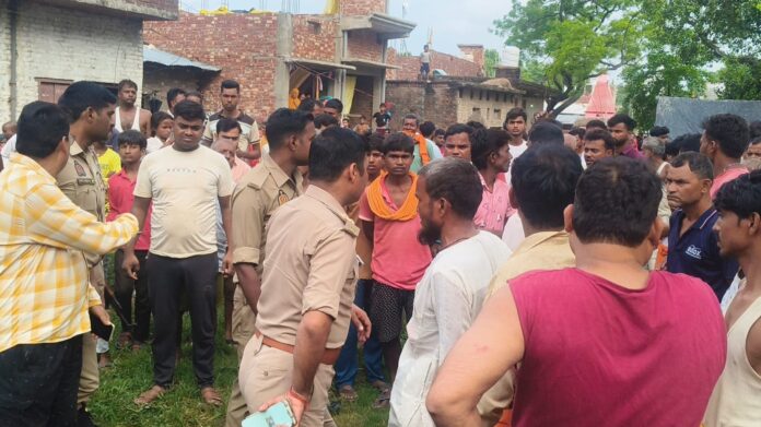 पुलिस जांच की तस्वीरें घटना के बाद