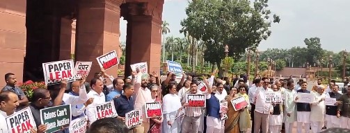 संसद परिसर के मकर द्वार पर विपक्षी सांसदों का प्रदर्शन विपक्षी सांसद संसद परिसर में प्रदर्शन करते हैं