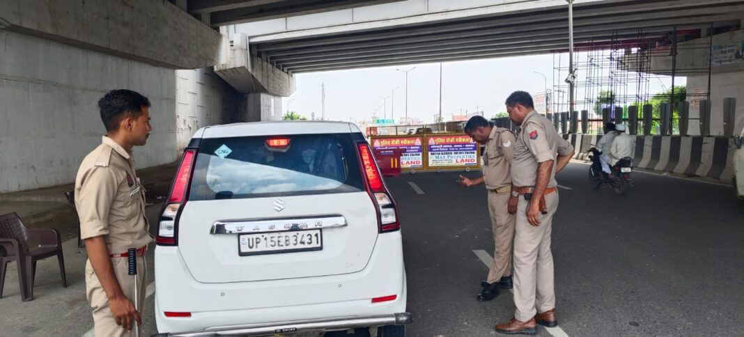 गाड़ी की तलाशी लेती पुलिस, दिल्ली में बड़ी गड़बड़ी पुलिस गाड़ी तलाशी दिल्ली