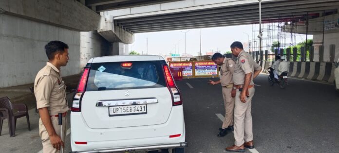 पुलिस गाड़ी तलाशी दिल्ली