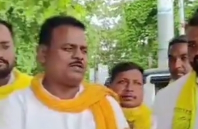ज्ञापन सौंप कर मीडिया से बातचीत करते जिलाध्यक्ष और कार्यकर्ता जिलाध्यक्ष मीडिया से बातचीत करते हुए ज्ञापन सौंप रहे हैं