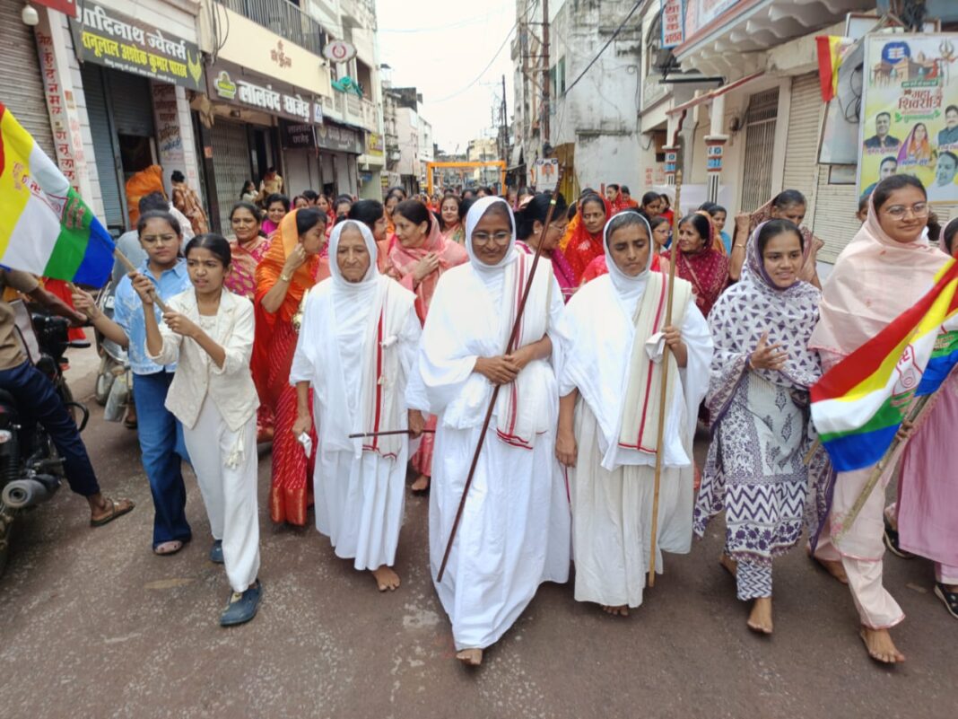 जैन साध्वियां शहर में मंगल प्रवेश करती हैं