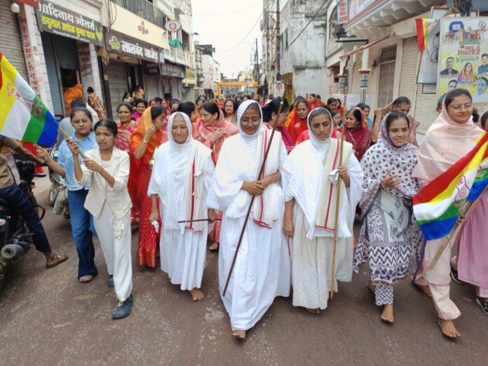 जैन साध्वियां शहर में मंगल प्रवेश करती हैं