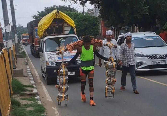 शिवभक्तों ने कांवर लेकर पूजा की