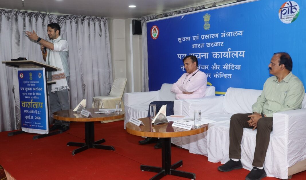 पीआईबी द्वारा आयोजित कार्यशाला को संबोधित करते हुए उपायुक्त अपूर्व देवगन पीआईबी कार्यशाला उपायुक्त अपूर्व देवगन संबोधित करते हुए