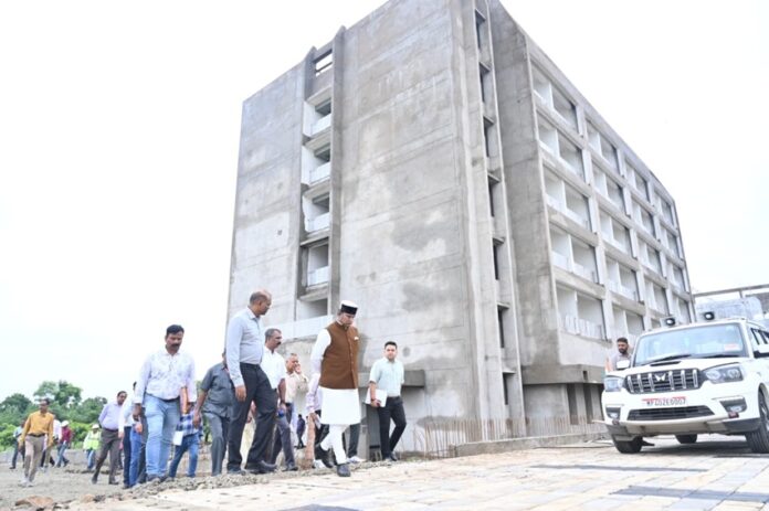 मंत्री ने स्पोर्ट्स कॉम्पलेक्स का निरीक्षण किया