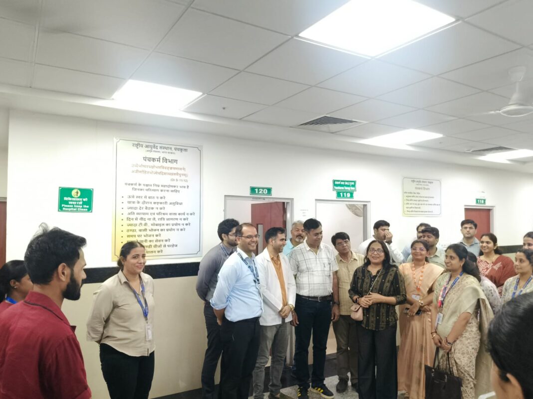 आयुष मंत्रालय भारत सरकार की संयुक्त सचिव पंचकूला के राष्ट्रीय आयुर्वेद संस्थान का दौरा करते हुए आयुष मंत्रालय का दौरा करते हुए अधिकारी