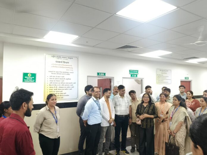 आयुष मंत्रालय का दौरा करते हुए अधिकारी