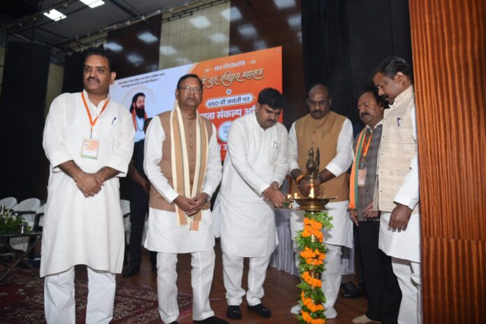 दीप प्रज्वलित करते प्रदेश महामंत्री संगठन धर्मपाल सिंह