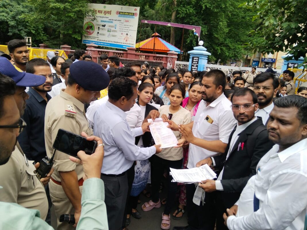 दिल्ली में छात्रों पर लाठीचार्ज के विरोध में महाकौशल विधि छात्र संघ का प्रदर्शन दिल्ली छात्रों पर लाठीचार्ज का विरोध प्रदर्शन