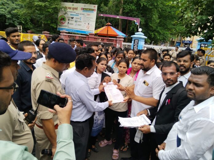 दिल्ली छात्रों पर लाठीचार्ज का विरोध प्रदर्शन