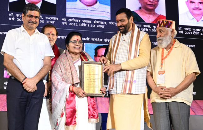 हरियाणा मुख्यमंत्री सम्मानित करते हुए