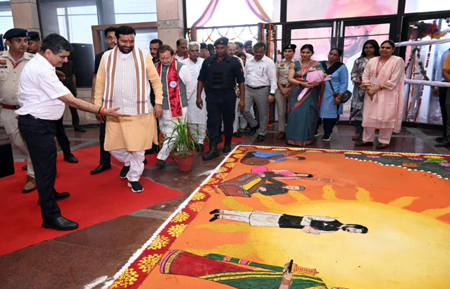 हरियाणा के मुख्यमंत्री नायब सैनी डीएलसी सुपवा में प्रदर्शनी देखते हुए हरियाणा के मुख्यमंत्री नायब सैनी की प्रदर्शनी देखते हुए
