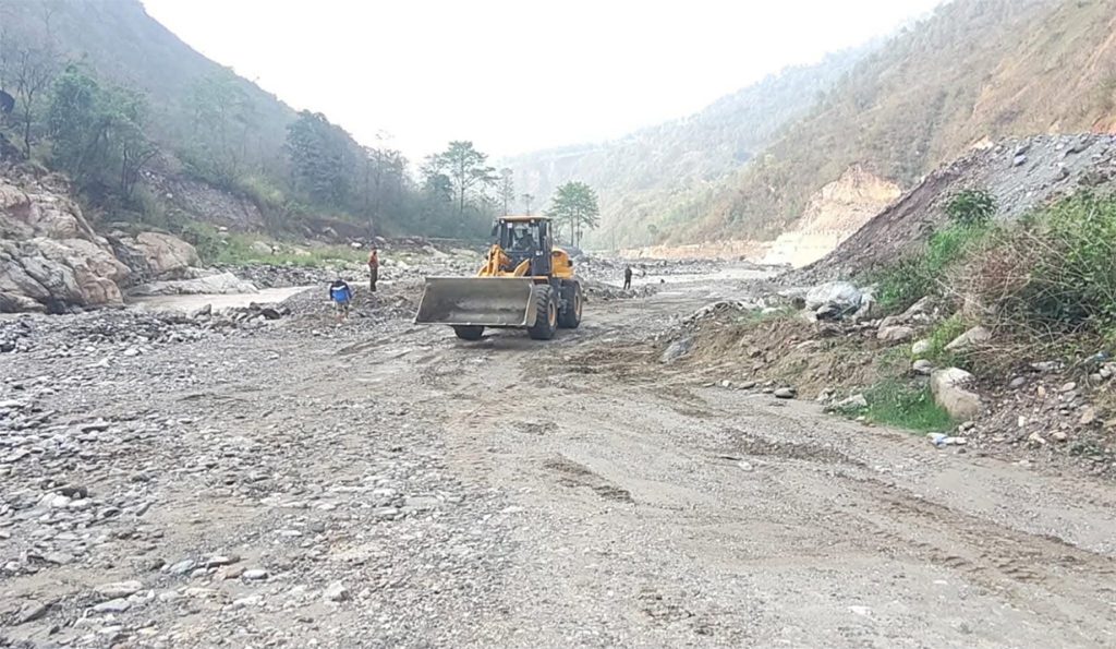 बारिश की वजह से बीपी राजमार्ग टूटा हुआ है बारिश की वजह से बीपी राजमार्ग टूटा हुआ है
