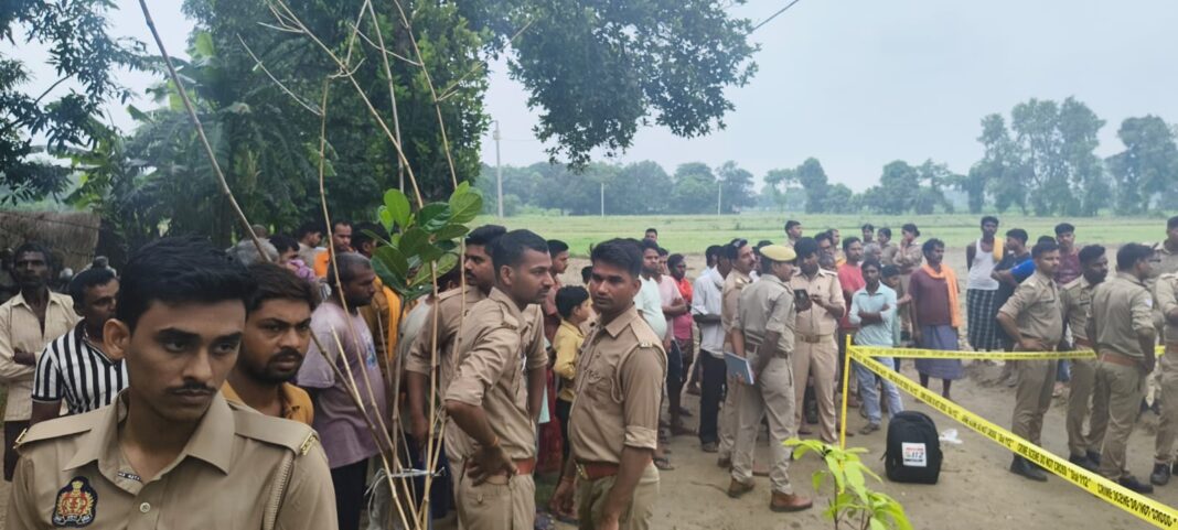 घटनास्थल पर जुटी भीड़ का हालचाल जानने के लिए पहुंची पुलिस पुलिस घटनास्थल पर कार्रवाई करती है