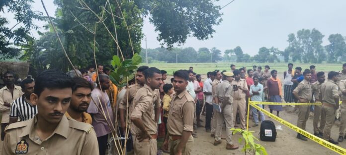 पुलिस घटनास्थल पर कार्रवाई करती है