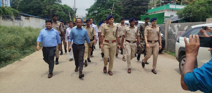 डीएम एसपी नेताओं के साथ मार्च करते हुए