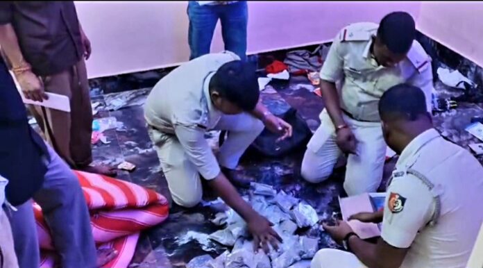 ब्राउन शुगर की जांच करते पुलिस अधिकारी