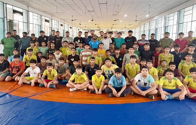 सोनीपत विजेता खिलाड़ियों को आशीर्वाद देते हुए अधिकारी सोनीपत विजेता खिलाड़ियों को आशीर्वाद देते हुए अधिकारी