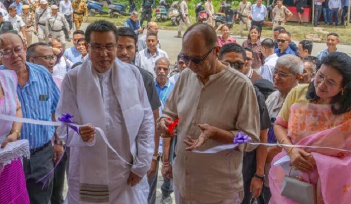 मणिपुर सीएम नए भवन का उद्घाटन करते हुए