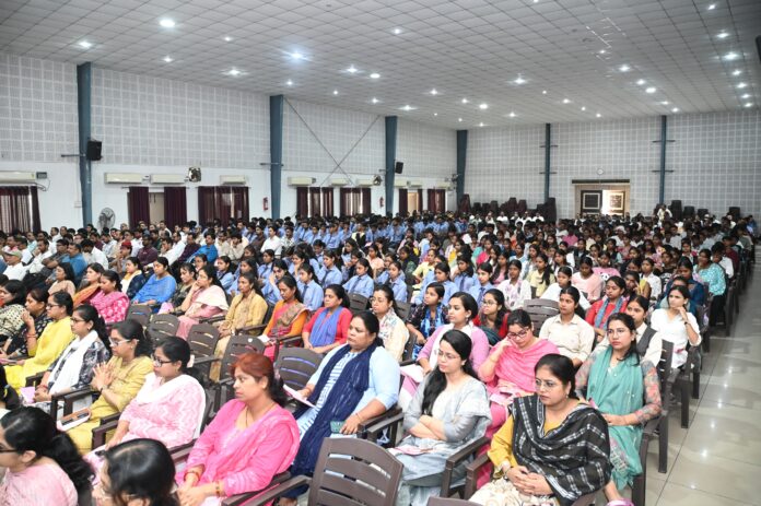 कार्यक्रम में उपस्थित लोगों की तस्वीर कार्यक्रम में उपस्थित लोगों की तस्वीर