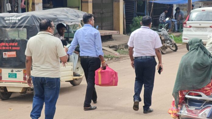 लाल पोटली में ईओडब्ल्यू टीम के अधिकारी