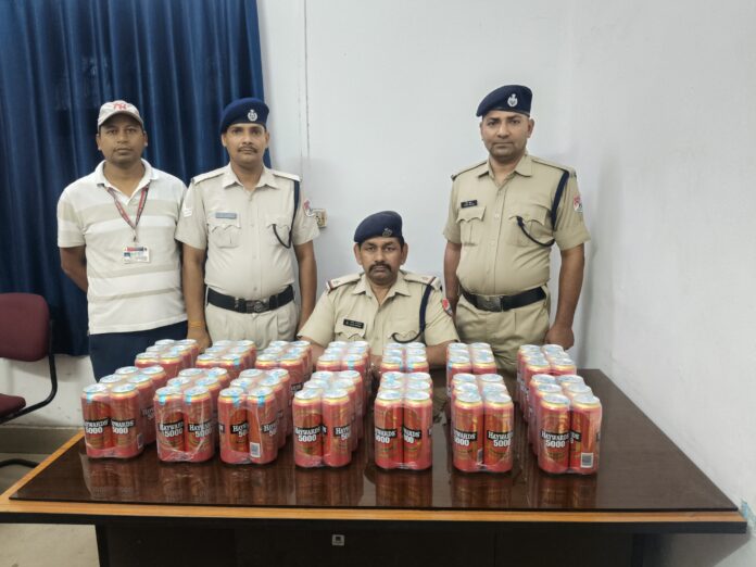 आरपीएफ जवान एवं अधिकारी शराब पीते हुए