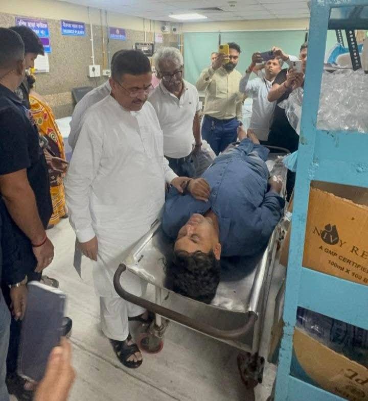 घायल पत्रकारों से मिलते मुख्यमंत्री: एक महत्वपूर्ण मुलाकात मुख्यमंत्री पत्रकारों के साथ