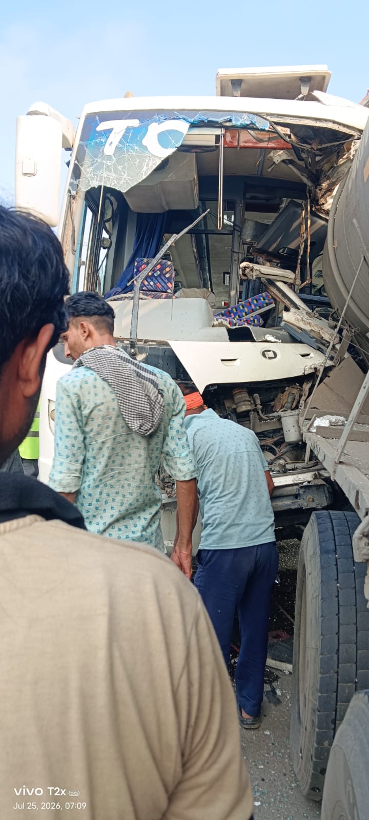 सड़क दुर्घटना में बस दुर्घटनाग्रस्त हो गई