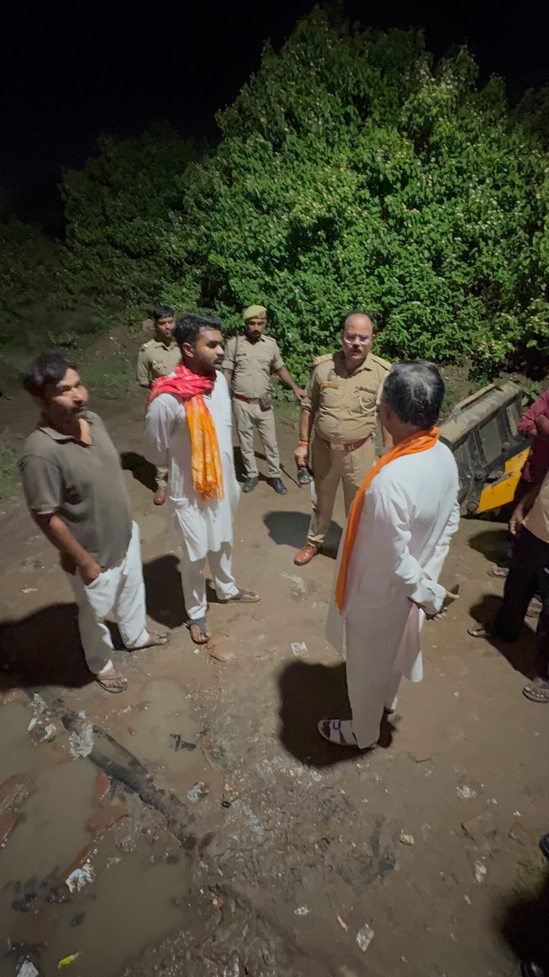 गौकशी स्थल पर पुलिस एवं विहिप का छापा का छाया चित्र गौकशी स्थल पर पुलिस का छापा