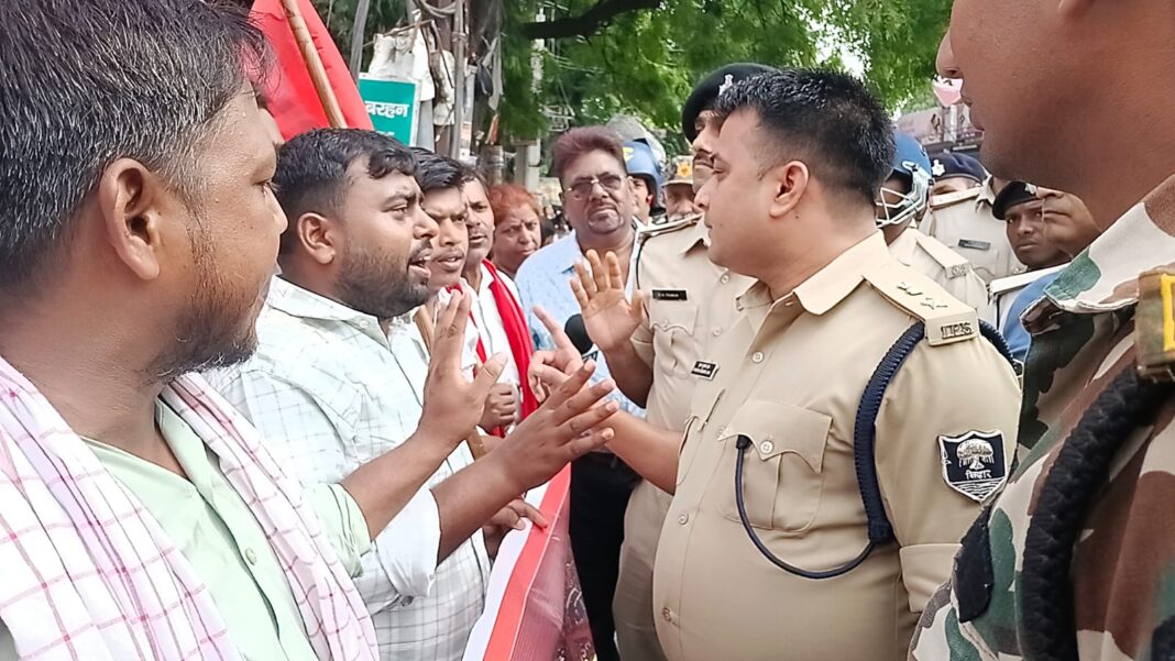 एसपी से नोंक झोंक करते प्रदर्शनकारी छात्र एवं नेता छात्र प्रदर्शन एसपी से