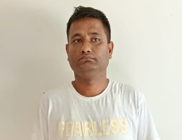 असमः फ़र्ज़ी नौकरी रैकेट के गिरफ्तार आरोपित का फोटो असम फ़र्ज़ी नौकरी रैकेट गिरफ्तार आरोपित