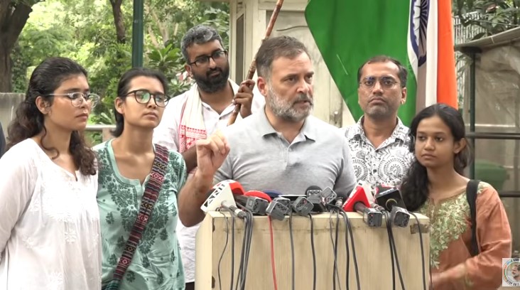 दिल्ली में लेफ्ट छात्र संगठनों के साथ प्रेस वार्ता करते हुए राहुल गांधी राहुल गांधी दिल्ली छात्र संगठन प्रेस वार्ता