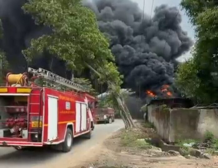 कोरबा के खरमोरा इंडस्ट्रियल एरिया में भीषण आग हुई कोरबा इंडस्ट्रियल एरिया में आग
