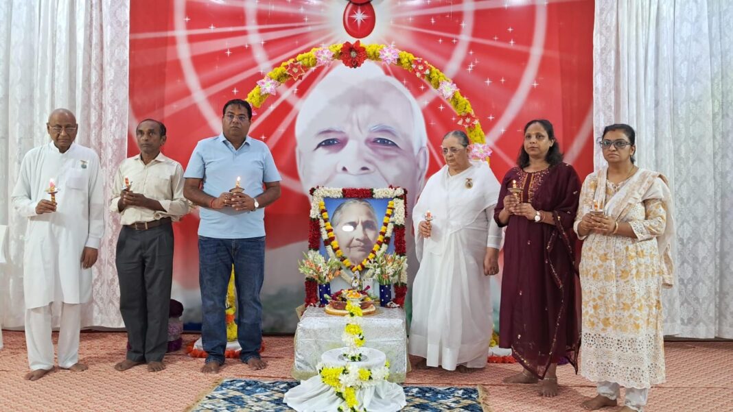श्रद्धांजलि देने के दौरान ब्रह्मकुमारी निर्मला बहन सहित अन्य के निधन की खबरें श्रद्धांजलि देने के दौरान ब्रह्मकुमारी निर्मला की तस्वीर